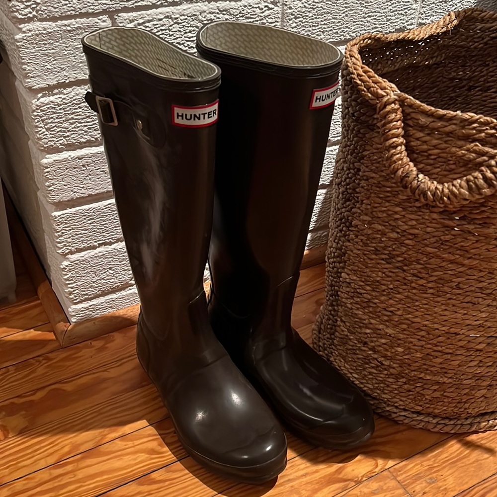 Hunter classic tall rainboots size 8 dark brown